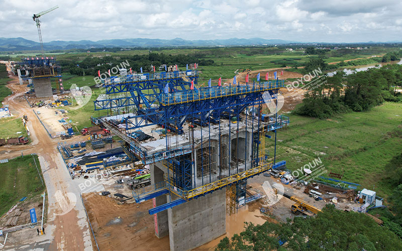 جسر Qinjiang Form Cantilever Form Traveller Project.