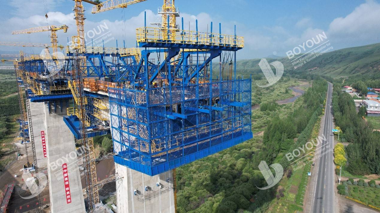 مراقبة جودة نموذج Cantilever Form Traveller Construction في هندسة الطرق والجسور