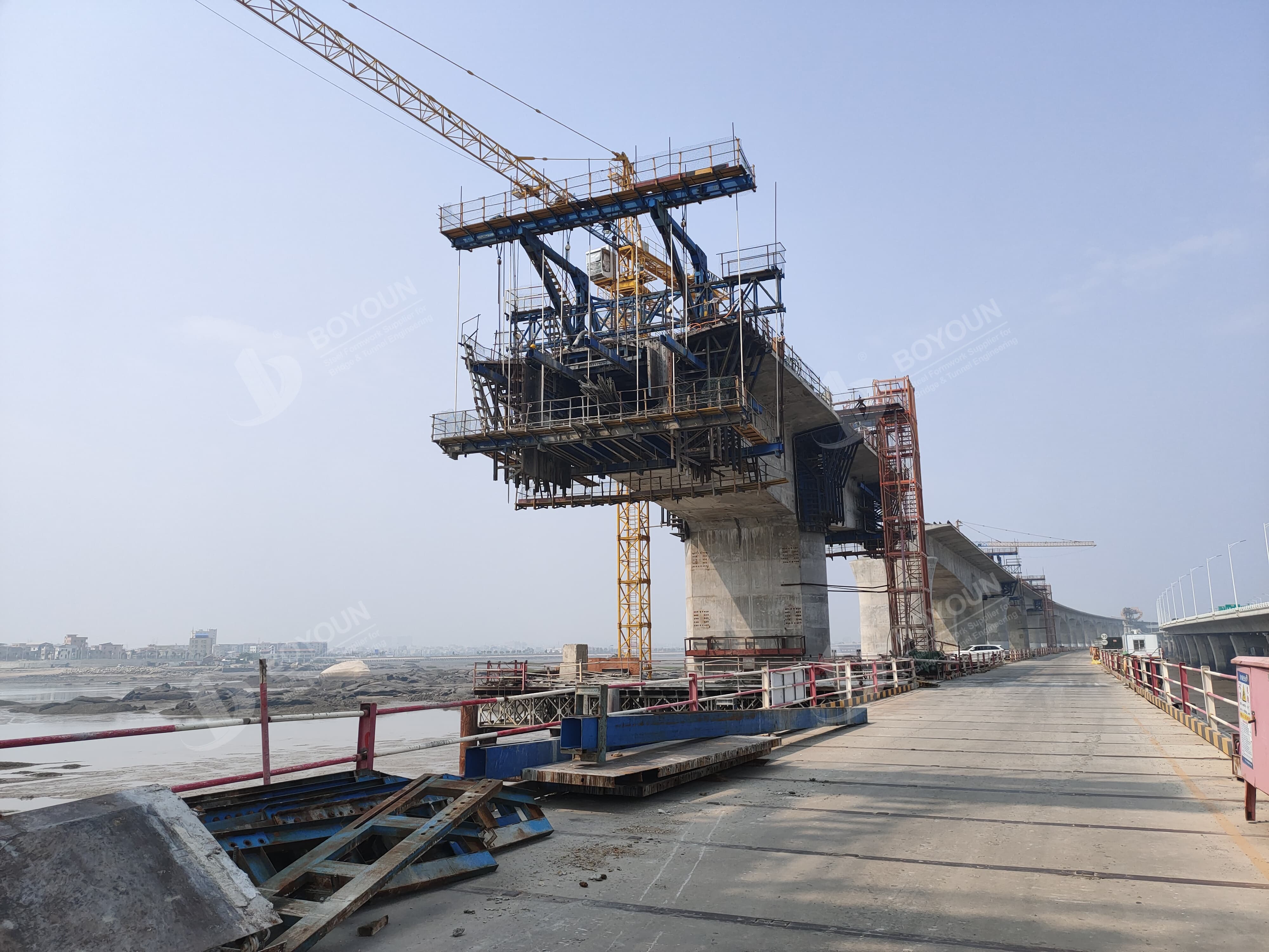 بناء جسر الشعاع المستمر الخرساني السابق باستخدام طريقة الصب كانتروس