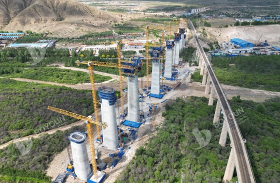 مقارنة الجدار الرقيق الواحد والمزدوج رصيف الإطار الصلب المستمر الجسر