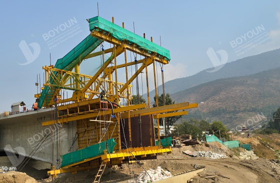 Linear Control in Cantilevered Traveler Construction for Bridge Engineering